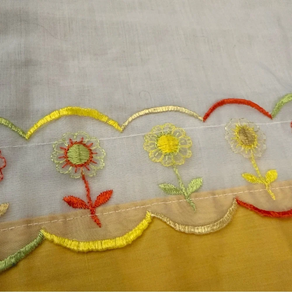 VTG set Of 4 White yellow Floral Embroidered Window 3 Valences 1 Curtain Panel